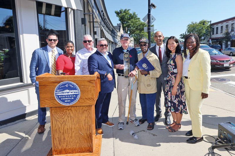 En honor al capitán Tom Kelley Alcaldesa Wu presenta mural