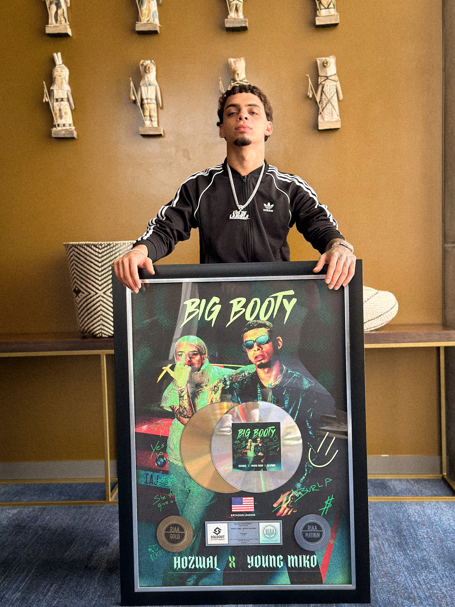 Hozwal recibe disco de oro y plata 