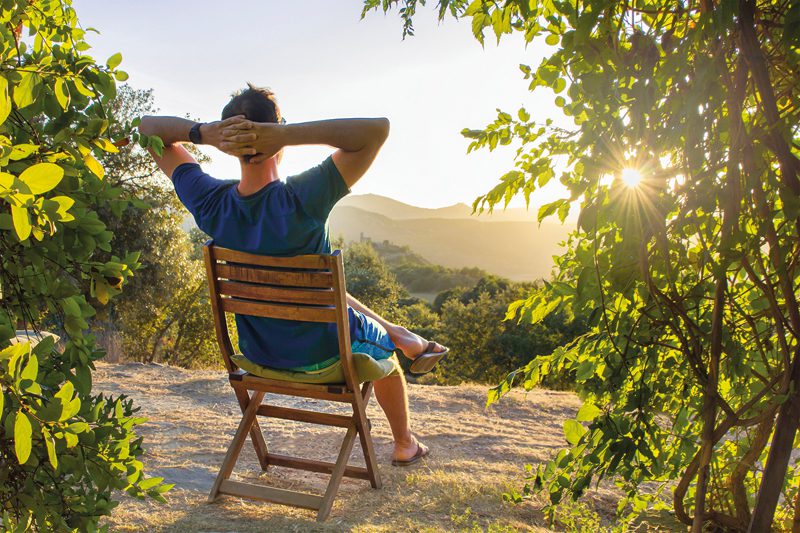 Hombre disfrutando de la naturaleza