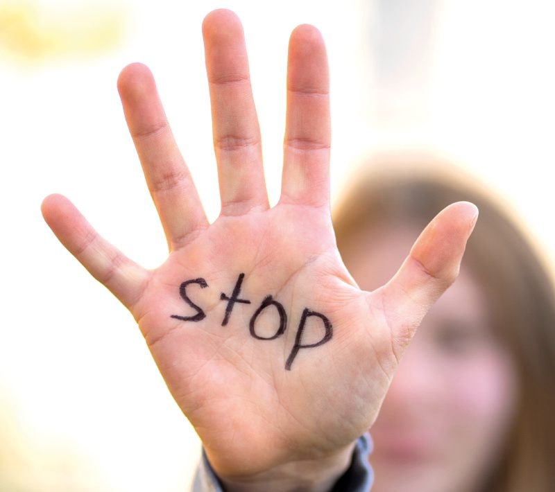 Mujer con la palabra Stop en la mano