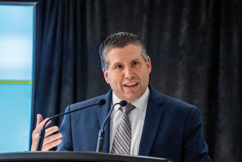 El senador estatal Sal DiDomenico, asistente del líder de la mayoría en el Senado Estatal, fue reconocido por su compromiso con la equidad educativa, demostró defensa de la diversidad de los educadores y compromiso con la comunidad latina en Chelsea, Revere y Everett, así como en toda el Estado.