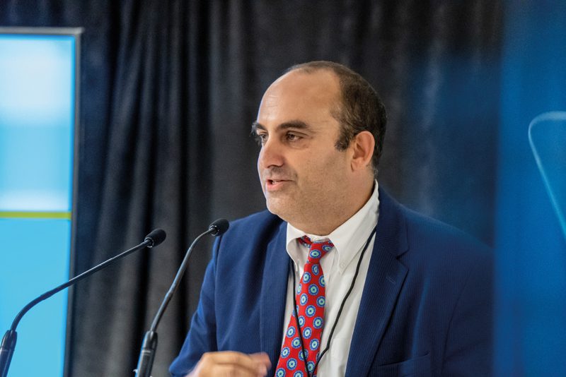 El Dr. Stephen Zrike, Superintendente de las escuelas de Salem, fué reconocido por su trabajo en las Escuelas Públicas de Salem y Holyoke, siempre liderando y teniendo en cuenta la equidad y defendiendo a los estudiantes y educadores de color.