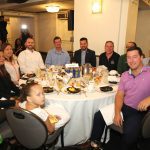 Gente en el Desayuno de la mes de la herencia Hispana de El Mundo Boston