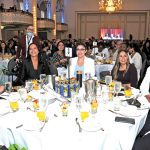 Gente en el Desayuno de la mes de la herencia Hispana de El Mundo Boston