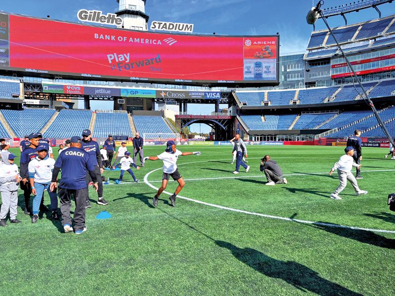 Clinica de futbol Americano con los Patriots y Boys and Grils club de Boston