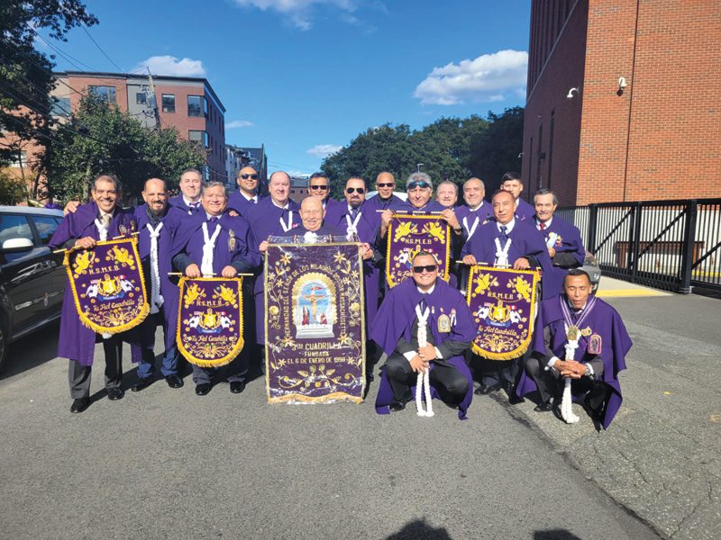 Homenaje: Miembros de la tercera cuadrilla de cargadores rindieron homenaje al Señor de los Milagros.