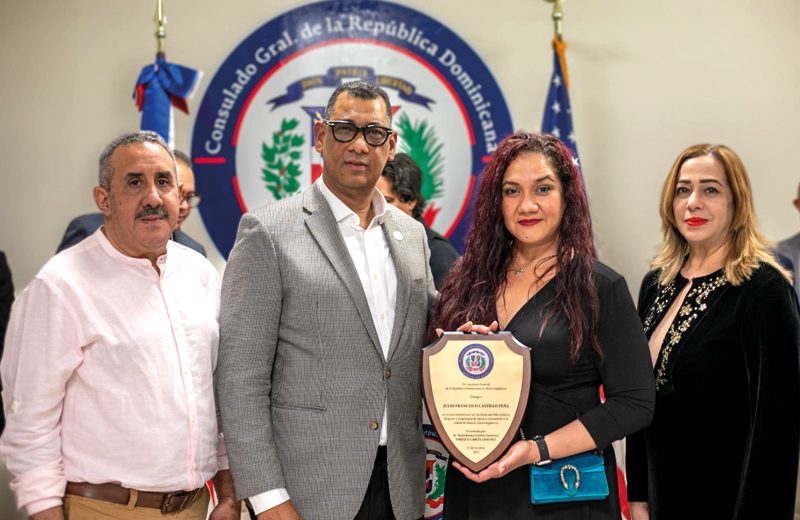 Unos 12 artistas dominicanos muestran sus obras en el Consulado dominicano en Jamaica Plain.