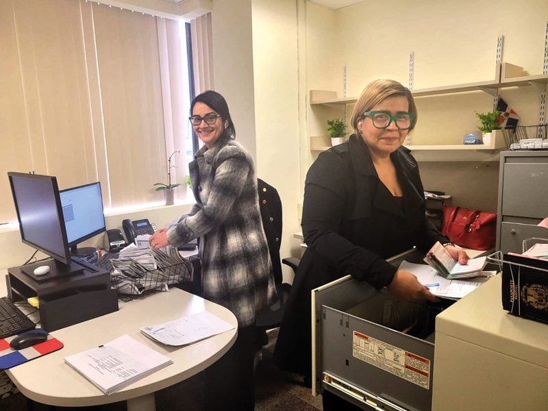 Glenny Santana y Judith Mercedes encargadas de los pasaportes.