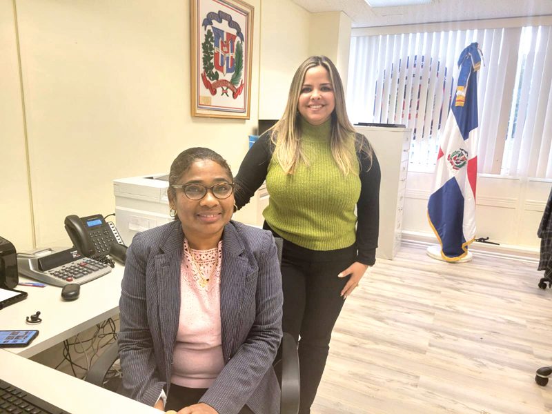 Yanira González y Jenny Pimentel en atención al cliente.