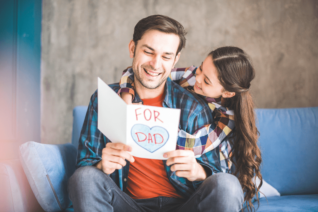 Niña agradeciendo a su papa
