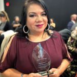 Cecilia Bardales recibe el "Premio al Reconocimiento".