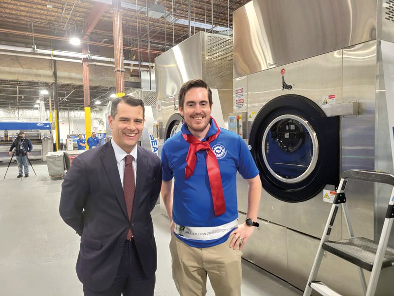 Con asistencia del alcalde Jared Nicholson, concejales y principales directivos de la Cámara de Comercio de Lynn y de la Asociación de Comerciantes Latinos del North Shore se inauguró por partida doble en pleno corazón de Lynn “Wash Circle Laundry”