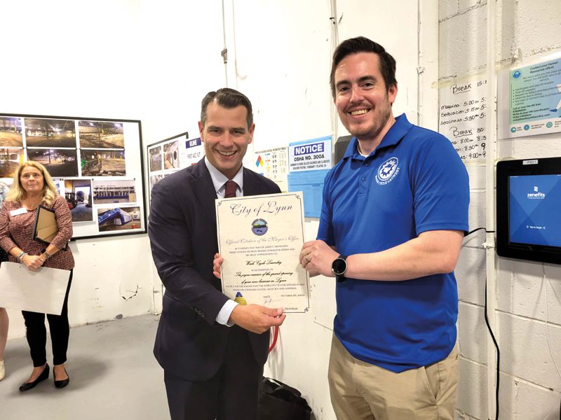 Con asistencia del alcalde Jared Nicholson, concejales y principales directivos de la Cámara de Comercio de Lynn y de la Asociación de Comerciantes Latinos del North Shore se inauguró por partida doble en pleno corazón de Lynn “Wash Circle Laundry”