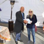 Alcalde Brian DePeña en entrega de bandejas por "Thanksgiving"