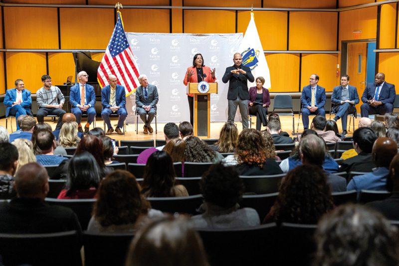 La gobernadora Maura Healey y la vicegobernadora Kim Driscoll anunciaron una histórica expansión de la ayuda financiera que beneficiará a aproximadamente 25,000 estudiantes que asisten a los colegios comunitarios públicos del estado