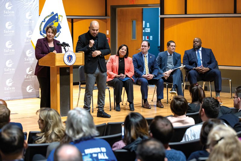 La gobernadora Maura Healey y la vicegobernadora Kim Driscoll anunciaron una histórica expansión de la ayuda financiera que beneficiará a aproximadamente 25,000 estudiantes que asisten a los colegios comunitarios públicos del estado