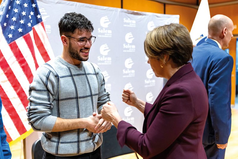 La gobernadora Maura Healey y la vicegobernadora Kim Driscoll anunciaron una histórica expansión de la ayuda financiera que beneficiará a aproximadamente 25,000 estudiantes que asisten a los colegios comunitarios públicos del estado