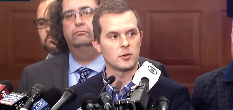 El representante de Maine Jared Golden pidió perdón a su comunidad