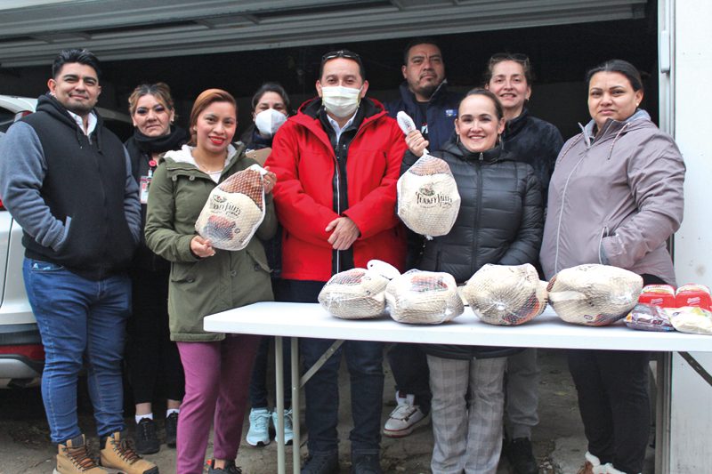 Repartiendo pavos a la comunidad por el Día de Acción de Gracias