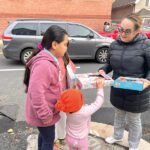 Repartiendo pavos a la comunidad por el Día de Acción de Gracias