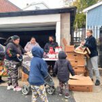 Repartiendo pavos a la comunidad por el Día de Acción de Gracias