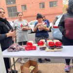 Repartiendo pavos a la comunidad por el Día de Acción de Gracias