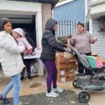 Repartiendo pavos a la comunidad por el Día de Acción de Gracias