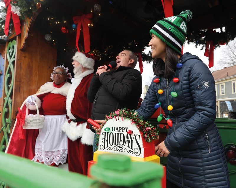 Alcaldesa encienden árboles
navideños en todo Boston