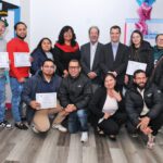 Padres graduados felices con el alcalde Jared Nicholson, el Representante estatal Peter Capano y la directora de Latina Center Maria, Magalis Torres-Rowe.