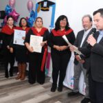 Alcalde Jared Nicholson entrega reconocimientos a directivas de Latinas Center Maria.