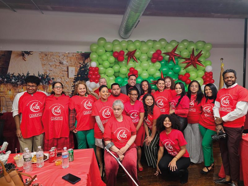 La Fundación CEMDPCD para niños con discapacidades que aboga por un mundo mejor e inclusivo, presentó en la cuidad de Lawrence el primer Santa Claus con Síndrome de Down,