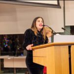 Concejal Julia Mejía con palabras a los homenajeados entregando Resoluciones de reconocimiento