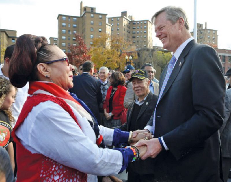 Maria Sánchez con el entonces gobernador Charles Baker.