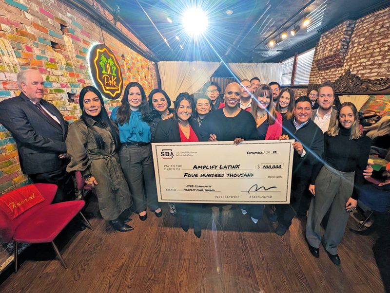 En Peka Restaurant de Brighton congresista  Pressley y pequeños empresarios celebran trascendental apoyo