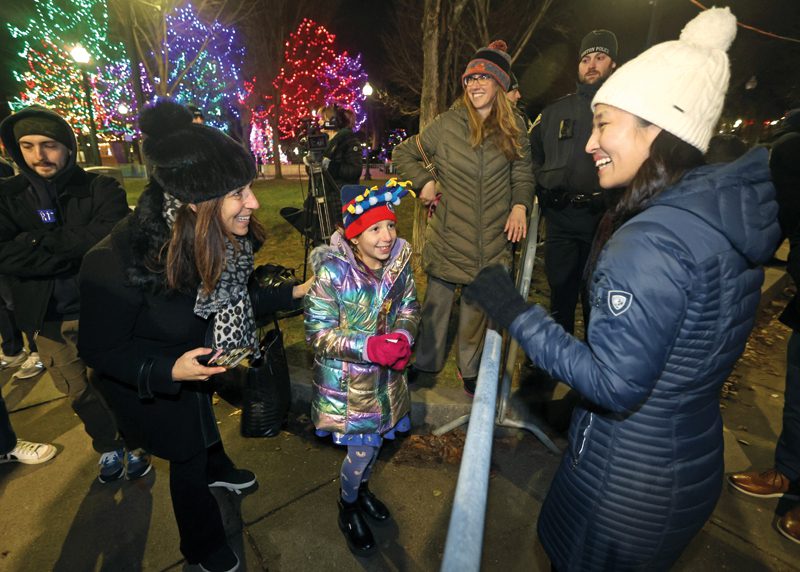Michelle Wu celebra con los judios