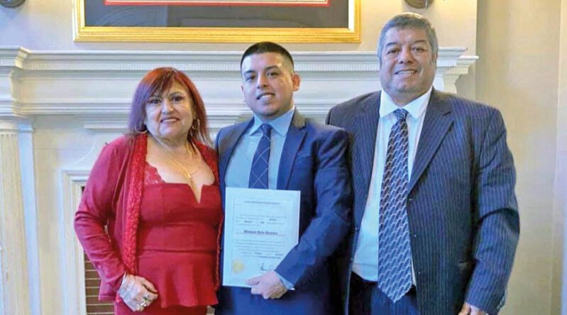 Joven, Giampiere Alcántara ,de origen peruano se gradúa de abogado