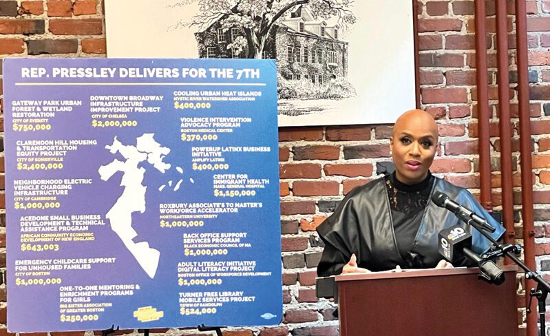 La congresista Ayanna Pressley (MA-07) celebró los $2,4 millones en fondos federales que obtuvo para apoyar la transformación liderada por la comunidad de viviendas de Clarendon Hill, un vecindario étnica, lingüística y económicamente diverso en Somerville.