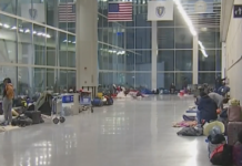 Decenas de migrantes duermen en Aeropuerto Boston Logan