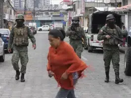 Ecuador: Grupo de encapuchados armados causa terror al irrumpir en directo en canal de televisión
