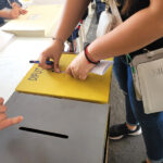 Gente votando en las elecciones de El Salvador