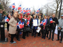 Dominicanos en Lawrence izaron su símbolo patrio Dominicanos en Lawrence izaron su símbolo patrio