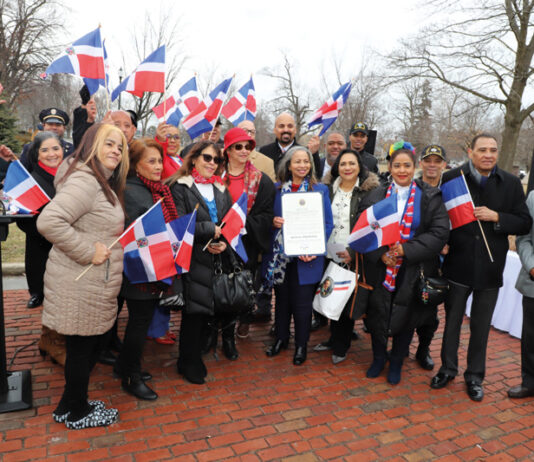 Dominicanos en Lawrence izaron su símbolo patrio Dominicanos en Lawrence izaron su símbolo patrio