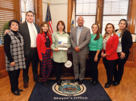 Ciudades hermanas El Alcalde Biran A. DePeña recibió en su oficina a una delegación de la Ciudad de El Carmen de Viboral que llegó desde la República de Colombia en representación del alcalde John Fredy Quintero Zuluaga para firmar un acuerdo de hermanamiento entre las dos ciudades.