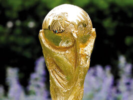 FIFA pide a las sedes de la Copa del Mundo cambiar sus canchas de juego Trofeo del Mundial de FIFA