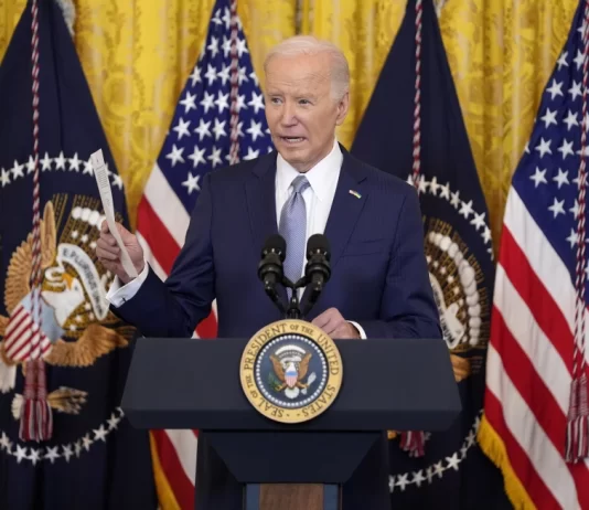 Biden dice a gobernadores que contempla decreto sobre inmigración